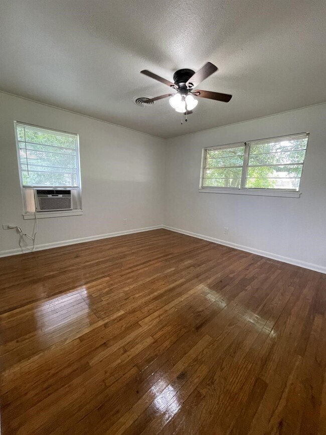 Building Photo - 1004 Oak Dr
