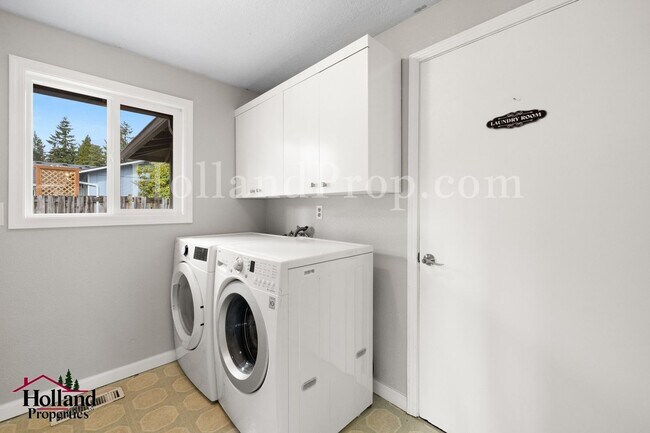 Building Photo - Fully Renovated 4-Bedroom Home with Shop, RV Parking & Expansive Yard – Oregon City