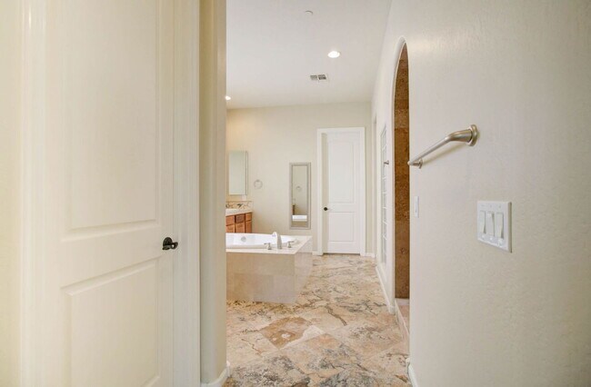 Building Photo - 9427 E Trailside View