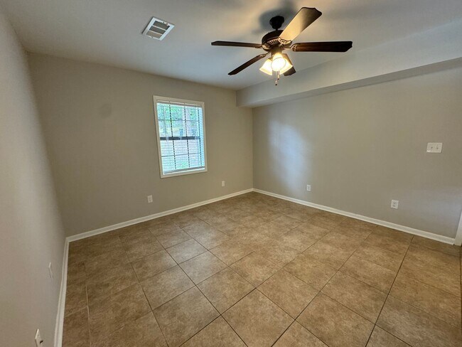 Building Photo - Excellent Location!  3 Bed 2.5 Bath Townhouse!