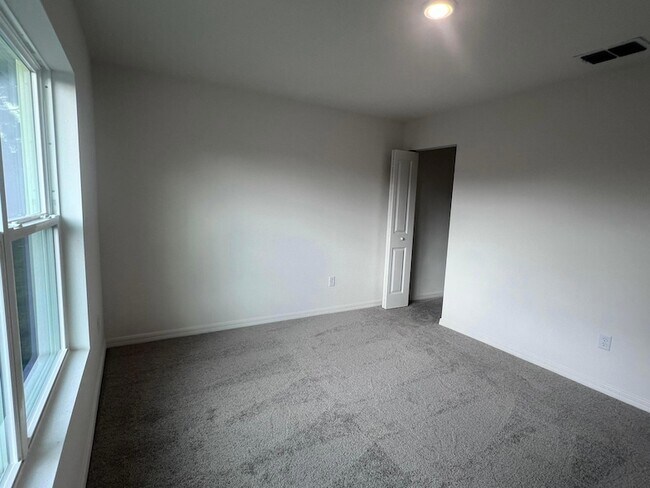 Building Photo - 3161 Fergus Ave