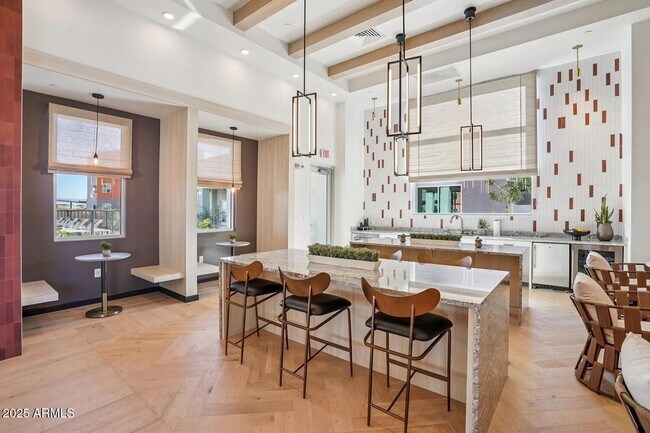 Building Photo - 1161 E O'Neil Dr