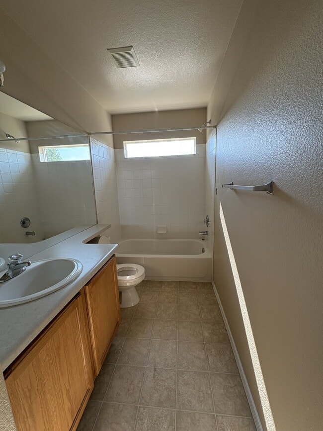 Building Photo - 3 bedroom - Lazy River