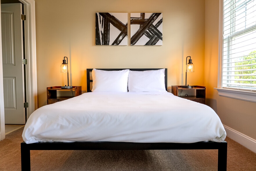 Building Photo - Room in House on ACC Blvd