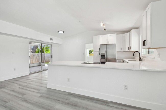 Building Photo - 695 Sunset Dr