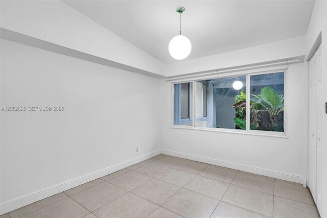 Building Photo - 1580 NE 139th St