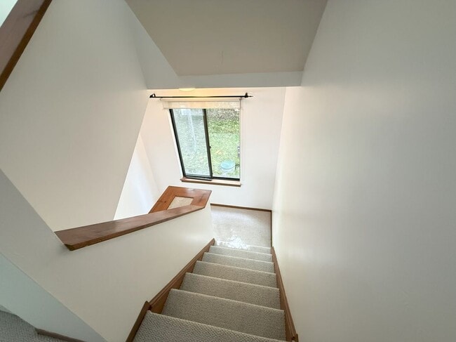 Building Photo - 134 English Ct