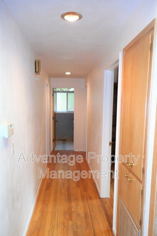 Building Photo - 3245 NW Norwood Dr