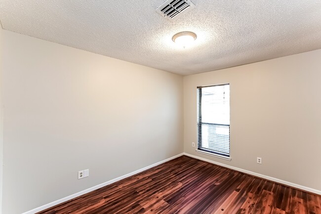 Building Photo - 6019 Coachgate Dr