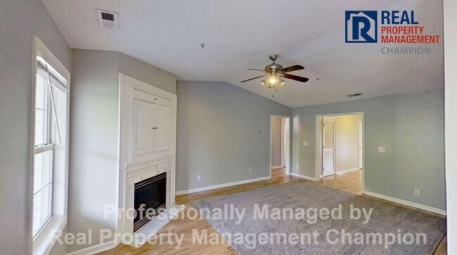 Building Photo - Spacious Upper Level Condo w/Open Floorplan and Split Bedrooms