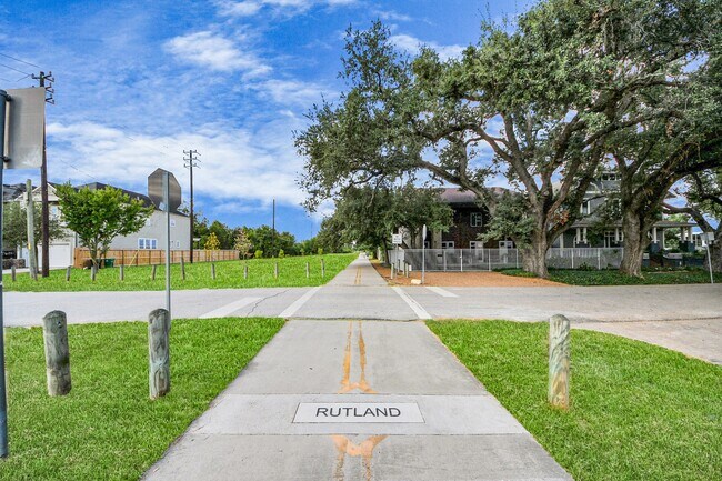 Building Photo - 620 Rutland St