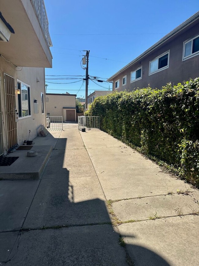 Building Photo - Available Now--3 bedroom 1 bath apartment walking distance to USD campus