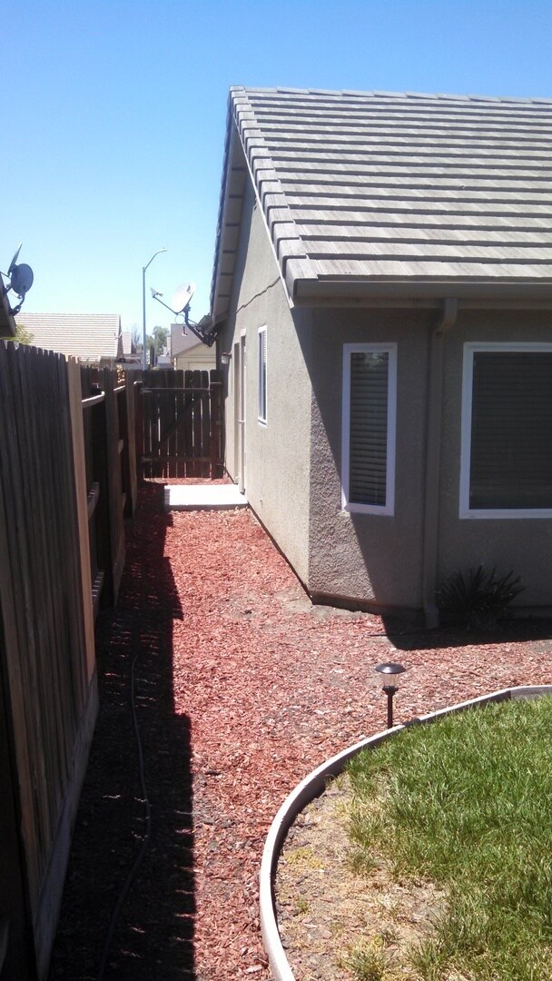 Building Photo - REDUCED!!  Beautiful Newly Remodeled Home located in a Court!