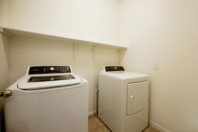 Building Photo - 104 Navidad River Dr