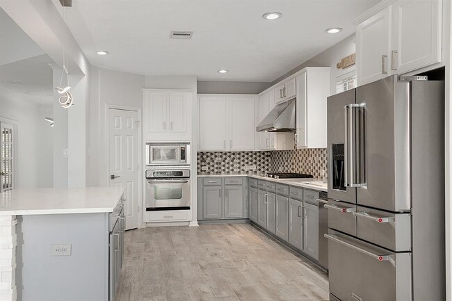 Building Photo - 83 E French Oaks Cir