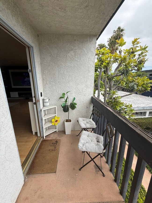 Building Photo - Remodeled 2 Bed, 2 Bath Condo in Quiet Gated Lomita Community