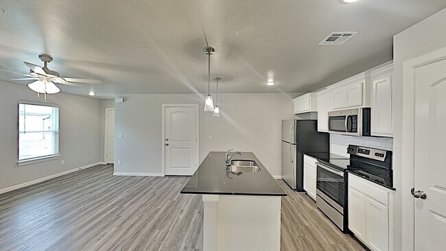 Building Photo - 2 Bedroom 2 Bathroom 2 Car Garage Duplex w...