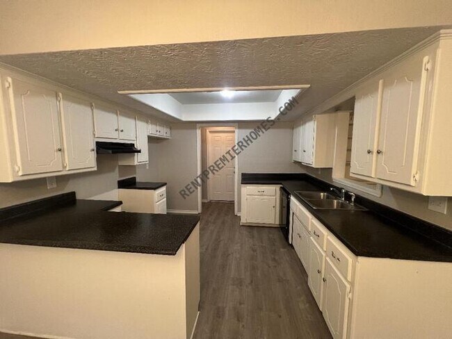 Building Photo - 9513 S Ross Ave