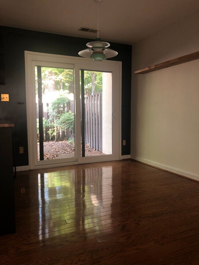 Building Photo - Well Maintained & Updated - 3 BR - Reston Metro