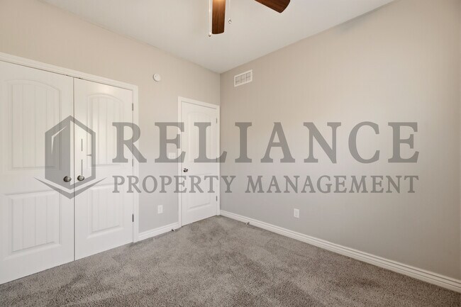 Building Photo - 2204 E Quivira St