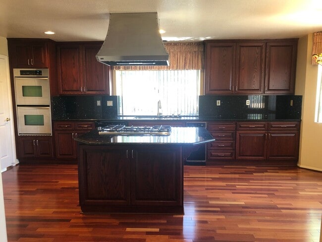 Building Photo - Unbelievable Eastlake Home