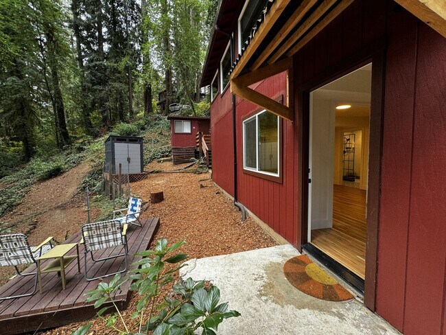 Building Photo - 1604 Square foot modern multi level home minutes from Occidental, storage, primary suite, large y...
