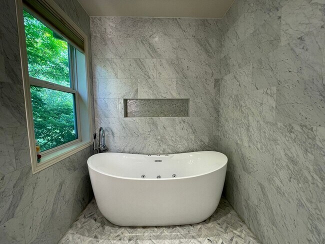 Building Photo - Custom Traditional Home in Montreux Neighborhood 3Bd/2Ba Home with 3 Car Garage!! Close to Cedar ...