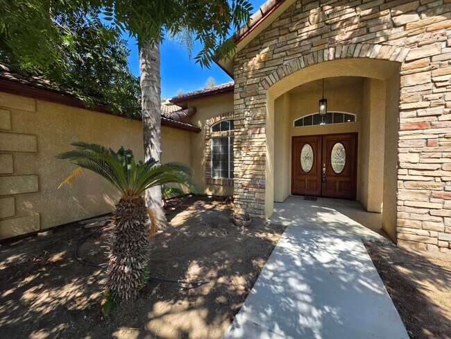Building Photo - 3 bedroom 2 bathroom in a desirable SE Vis...