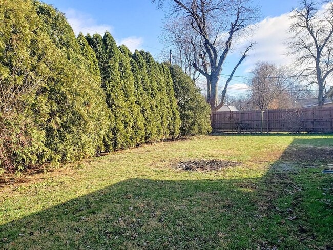 Building Photo - For Rent: 3 Bedroom Home with a Sunroom and Garage! Nice yard!