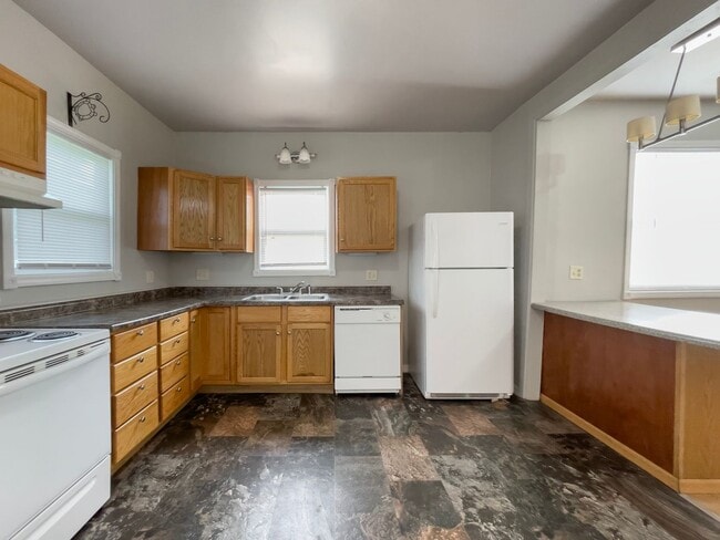 Building Photo - PRELEASING for AUGUST! Close to Campus