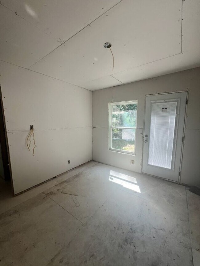 Building Photo - Coming Soon! 2 Bed 1 Bath Home for Rent in...