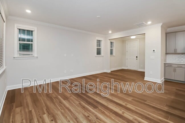 Building Photo - 304 Canyon Spring Trl