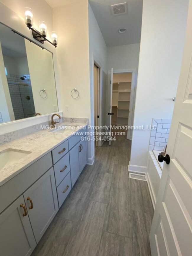 Building Photo - Location and Luxury Perfected in Parkville!