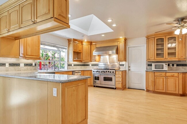 Building Photo - Spacious 4BR/2BA Home in Prime Irvington C...