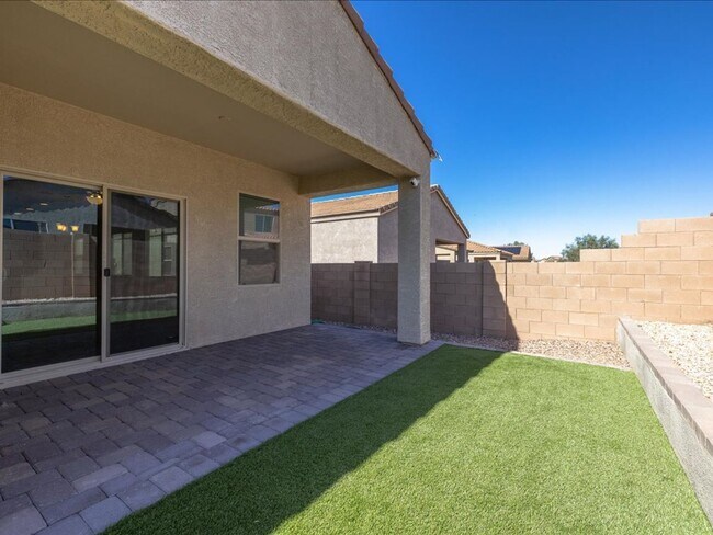 Building Photo - Modern Comfort Meets Community Living – 3 Bed, 2 Bath Beauty with Resort-Style Amenities!