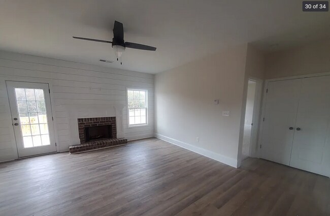 Building Photo - Charming 4 Bedroom 2.5 Bathroom with Bonus Room