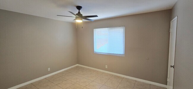 Building Photo - 405 S Kroeger St