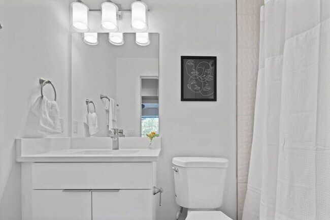 Building Photo - 1136 Crescent Ave NE