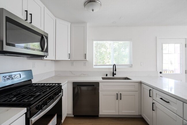 Building Photo - Private pool with canyon views!