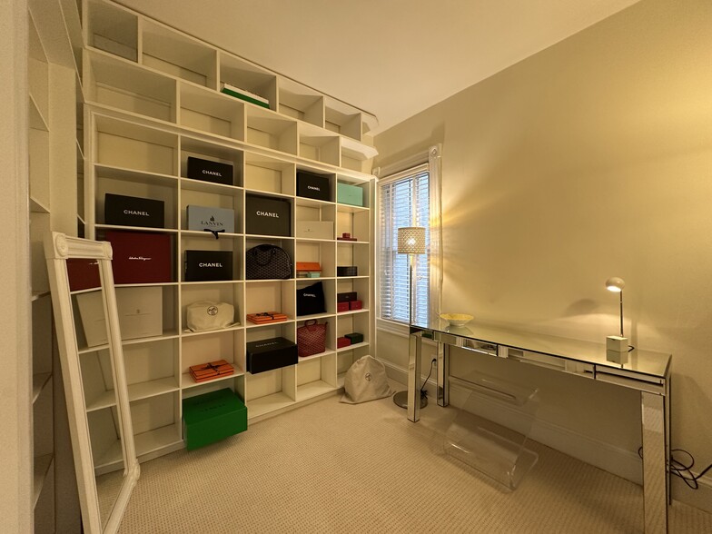 Second used as dressing room - 3042 R St NW