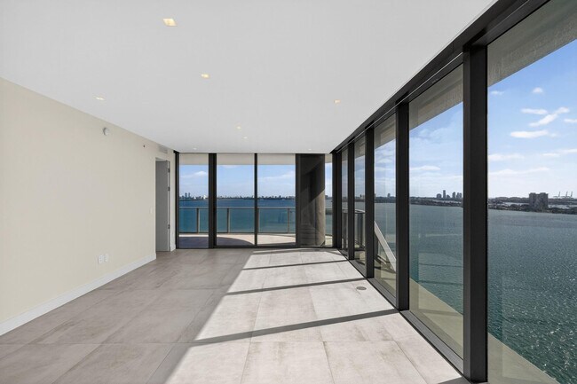 Building Photo - 700 NE 24th St