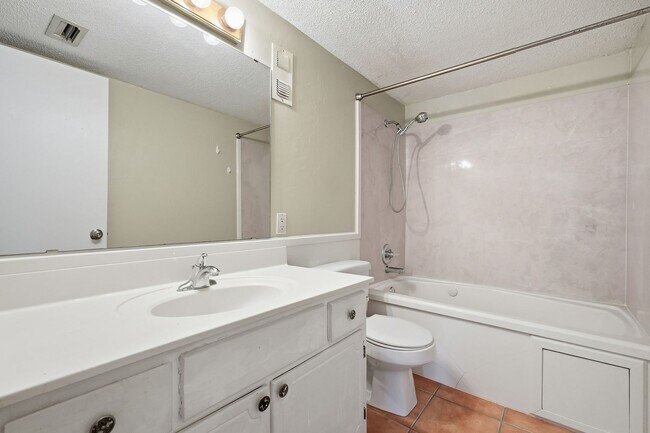 Building Photo - Charming 2 Bedroom Condo with Community Pool!