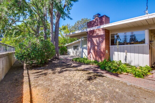 Building Photo - Nice Single Level Eichler Home in the Gree...
