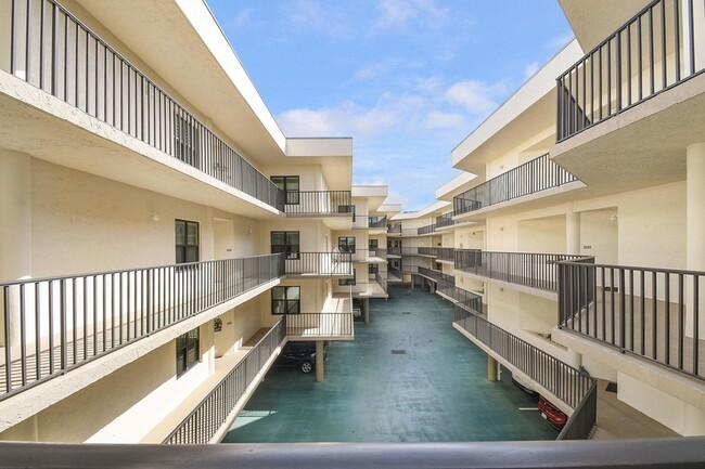 Building Photo - 221 NE Plantation Rd