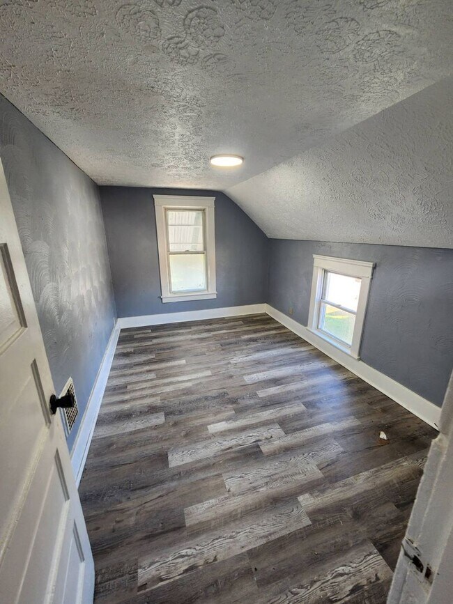 Building Photo - Charming 4-Bedroom Property in Prime Locat...