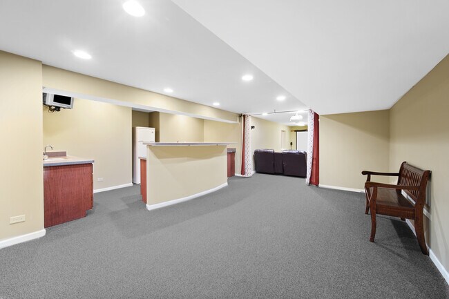 Building Photo - 1044 Oakhill Dr