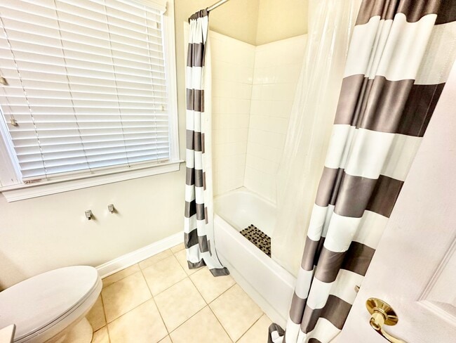 Building Photo - 715 Fairway Point Dr