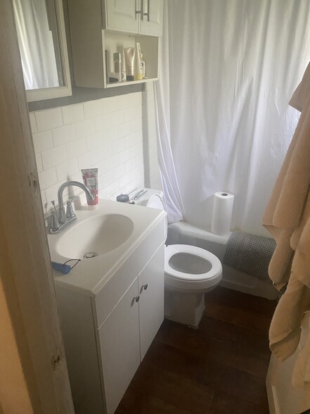 Full Bathroom - 1547 N Astor St