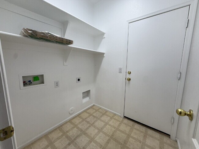 Building Photo - "Charming 3-Bed, 2-Bath in the beautiful Crystal Gardens Lake Community  – Your Perfect Home Awai...