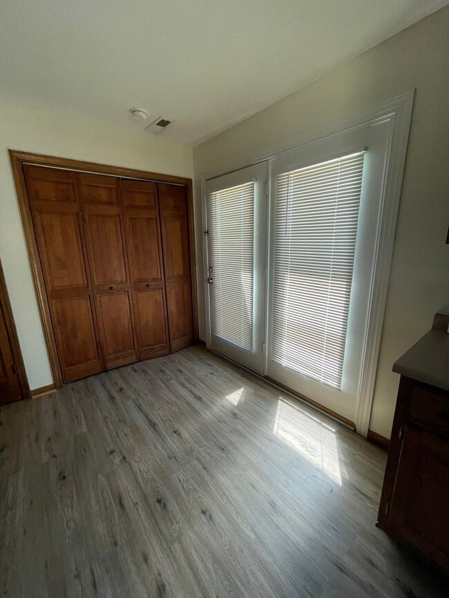 Building Photo - 3 Bedroom 2.5 Bath Townhome Located in Fou...